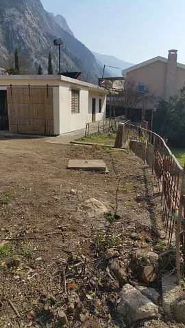 Zum Verkauf steht ein Haus mit großem Grundstück in Dobrota, — photo 33